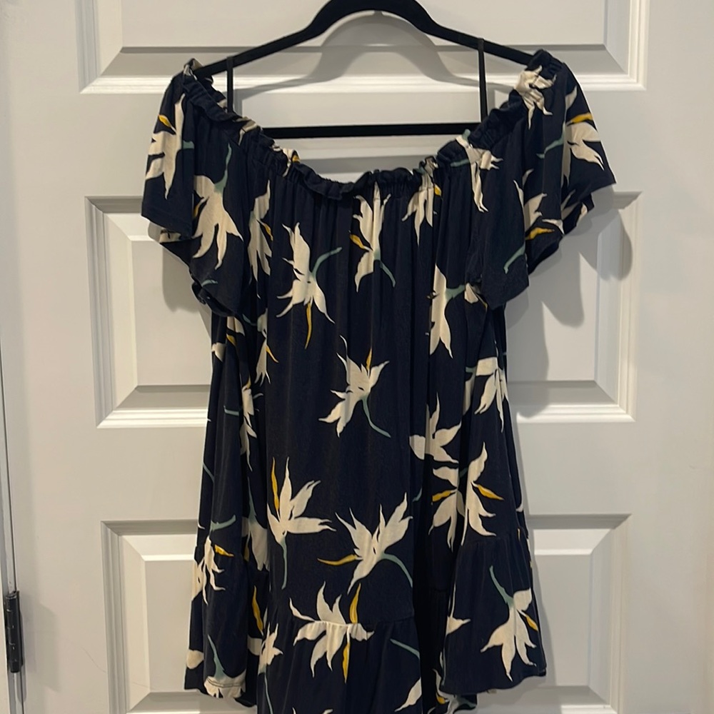 Can be worn on or off the shoulder